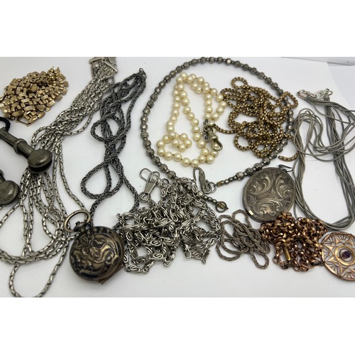 426 - A quantity of jewellery etc to include continental silver and gilt coin holder, napkin holders, hall... 