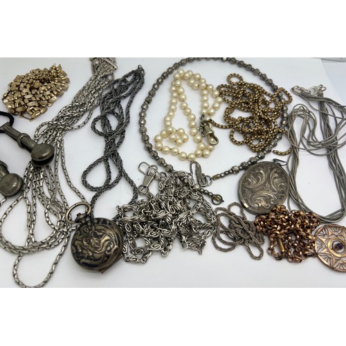 426 - A quantity of jewellery etc to include continental silver and gilt coin holder, napkin holders, hall... 