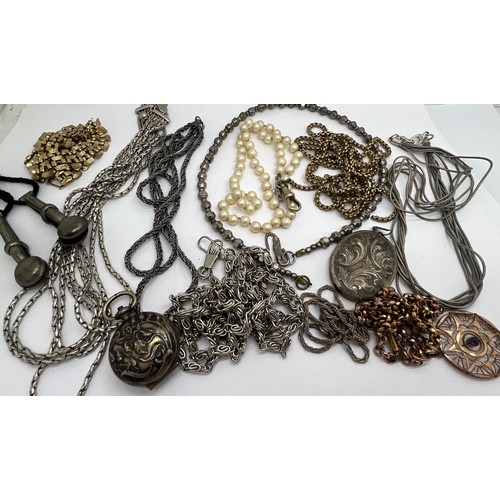 426 - A quantity of jewellery etc to include continental silver and gilt coin holder, napkin holders, hall... 