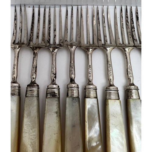 925 - Ten silver dessert forks with mother of pearl handles. Sheffield 1816.