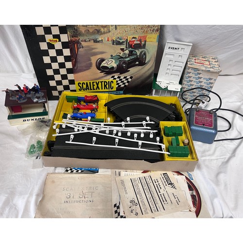 1157 - Tri-ang Scalextric model motor racing set, 31, in original box together with Start & Finish banner, ... 