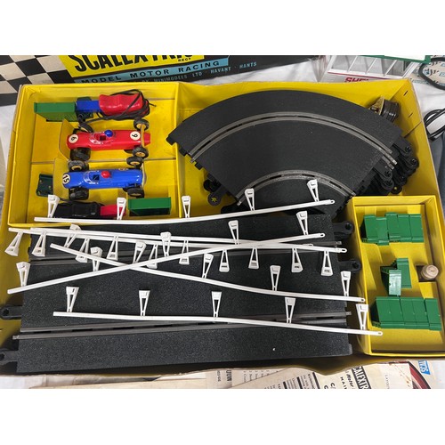 1157 - Tri-ang Scalextric model motor racing set, 31, in original box together with Start & Finish banner, ... 