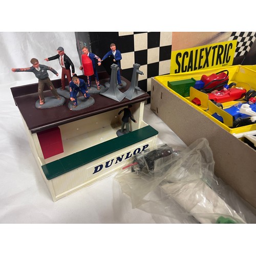 1157 - Tri-ang Scalextric model motor racing set, 31, in original box together with Start & Finish banner, ... 