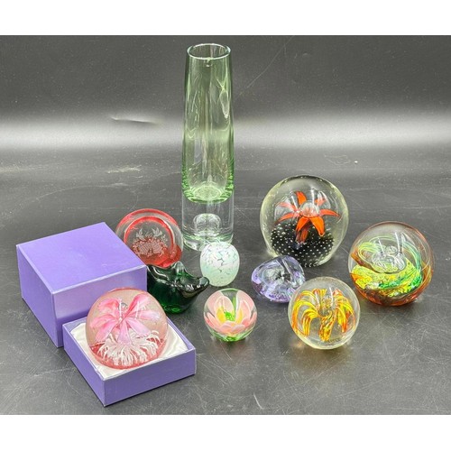 292 - A collection of glass paperweights to include one Selkirk, 2x Caithness, together with a glass vase.... 