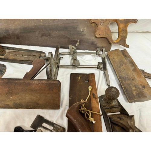 80 - A collection of vintage tools to include various planes, saws, spirit level and files.