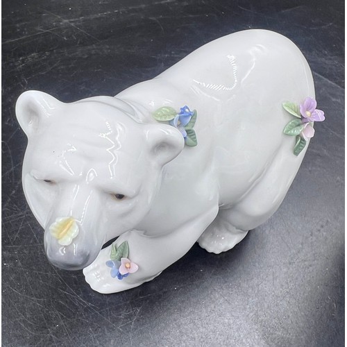 213 - Boxed Lladro Polar Bears to include 1443 Bearly Love, 1207 Polar Bear, 1208 Polar Bear, 6355 Polar B... 