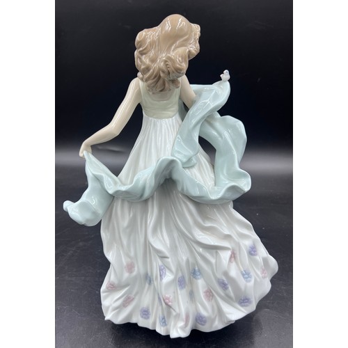 216 - Lladro boxed 6193 ' Summer Serenade ' figure, depicting a young woman with dress and bird, 30 cm h.