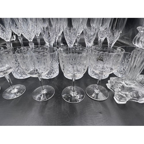 287 - A collection of glass to include champagne flutes, wine glasses, whisky tumblers etc. approx 34 piec... 