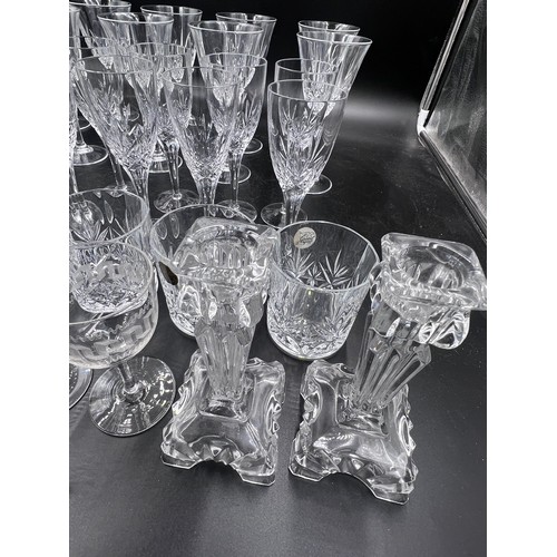 287 - A collection of glass to include champagne flutes, wine glasses, whisky tumblers etc. approx 34 piec... 