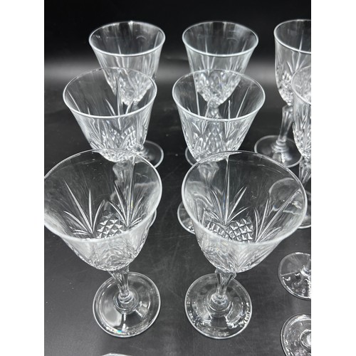 287 - A collection of glass to include champagne flutes, wine glasses, whisky tumblers etc. approx 34 piec... 