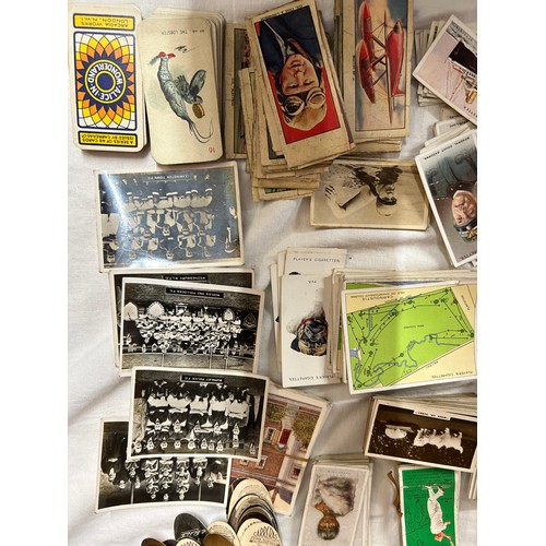 370 - A vast quantity of cigarette cards to include Senior Service Carreras - Popular Personalities, Arcad... 