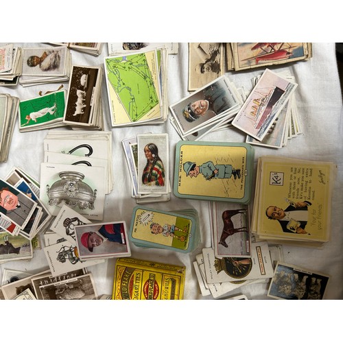 370 - A vast quantity of cigarette cards to include Senior Service Carreras - Popular Personalities, Arcad... 
