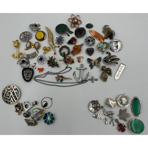 423 - A collection of 20thC costume jewellery, majority brooches: Alpaca, Mexico white metal, a number of ... 