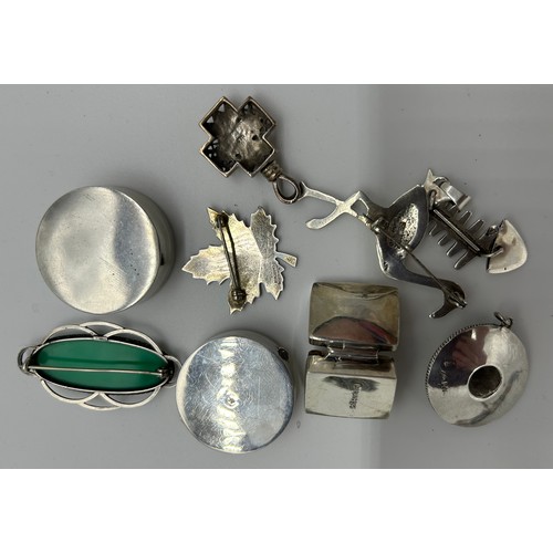 423 - A collection of 20thC costume jewellery, majority brooches: Alpaca, Mexico white metal, a number of ... 