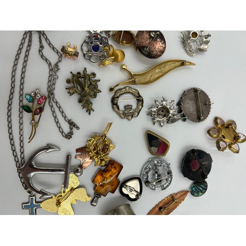 423 - A collection of 20thC costume jewellery, majority brooches: Alpaca, Mexico white metal, a number of ... 