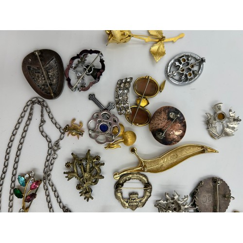 423 - A collection of 20thC costume jewellery, majority brooches: Alpaca, Mexico white metal, a number of ... 