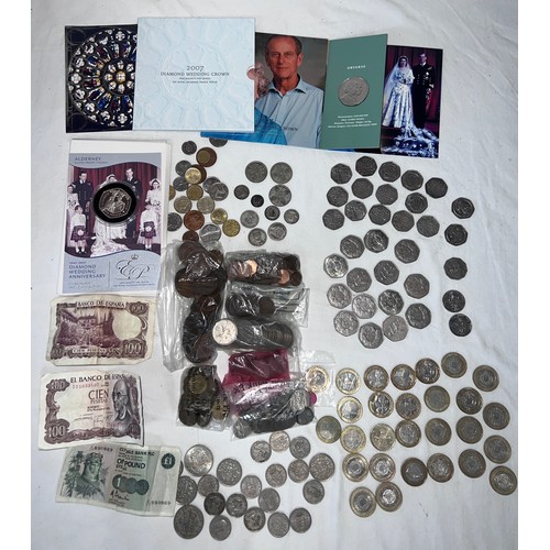 847 - A collection of coins to include 2 pounds, 50p's, Silver Proof Alderney Diamond Wedding 5 pound, 200... 