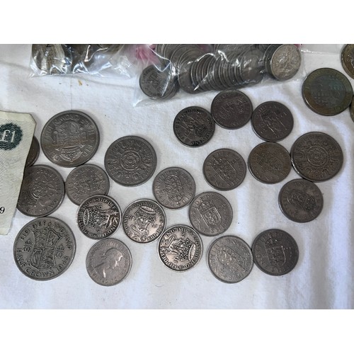 847 - A collection of coins to include 2 pounds, 50p's, Silver Proof Alderney Diamond Wedding 5 pound, 200... 