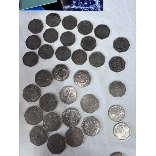 847 - A collection of coins to include 2 pounds, 50p's, Silver Proof Alderney Diamond Wedding 5 pound, 200... 