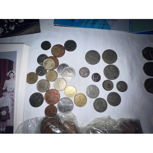 847 - A collection of coins to include 2 pounds, 50p's, Silver Proof Alderney Diamond Wedding 5 pound, 200... 