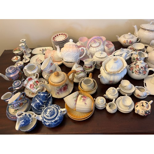 192 - A quantity of late 19thC and early 20thC children’s and doll’s tea services, ribbon plates etc.