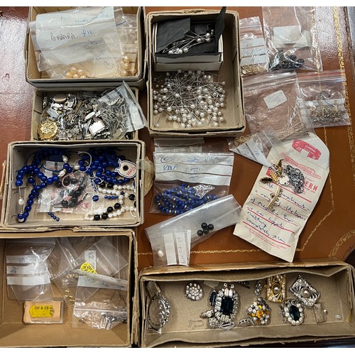 430 - A quantity of jewellery fastenings, loose beads including lapis etc.