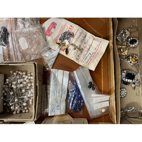 430 - A quantity of jewellery fastenings, loose beads including lapis etc.