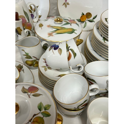 156 - Royal Worcester - A quantity of table wares in the Evesham pattern, consisting of: 6 x dinner plates... 