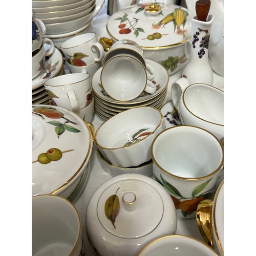 156 - Royal Worcester - A quantity of table wares in the Evesham pattern, consisting of: 6 x dinner plates... 