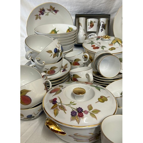 156 - Royal Worcester - A quantity of table wares in the Evesham pattern, consisting of: 6 x dinner plates... 