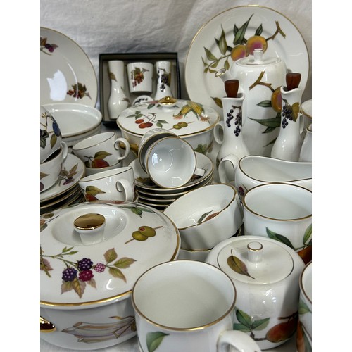 156 - Royal Worcester - A quantity of table wares in the Evesham pattern, consisting of: 6 x dinner plates... 