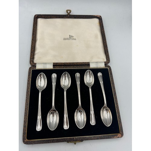 911 - Boxed silver coffee spoons. Sheffield 1950, maker Walker & Hall. Total weight 51.3gm.