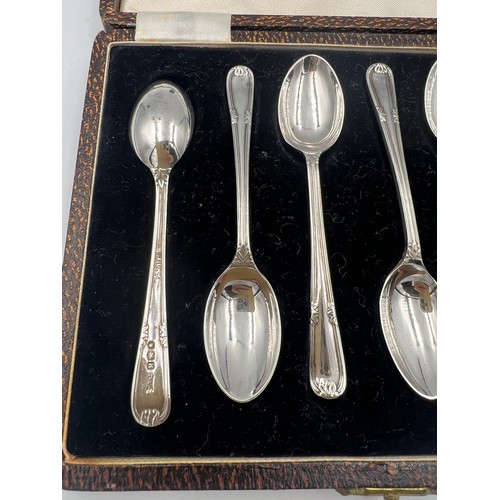 911 - Boxed silver coffee spoons. Sheffield 1950, maker Walker & Hall. Total weight 51.3gm.