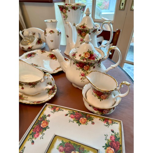 142 - A large quantity of Royal Albert Old Country Roses dinner, tea, coffee and other items to include 2 ... 