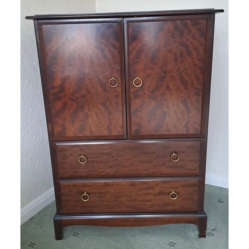 26 - Vintage Stag bedroom furniture to include chest of drawers 110cm h x 82cm w x 46cm d, dressing table... 