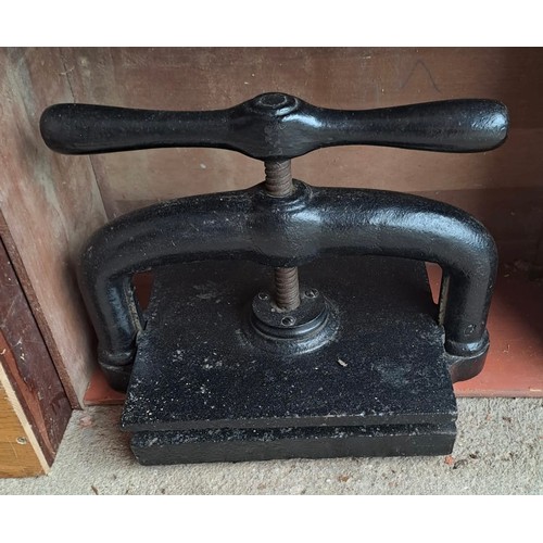 20 - A quantity of vintage wooden and metal book presses.