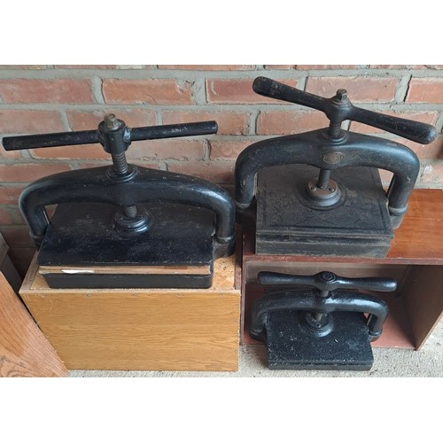 20 - A quantity of vintage wooden and metal book presses.