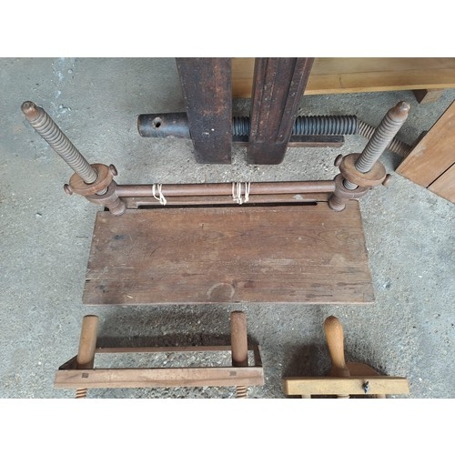 20 - A quantity of vintage wooden and metal book presses.