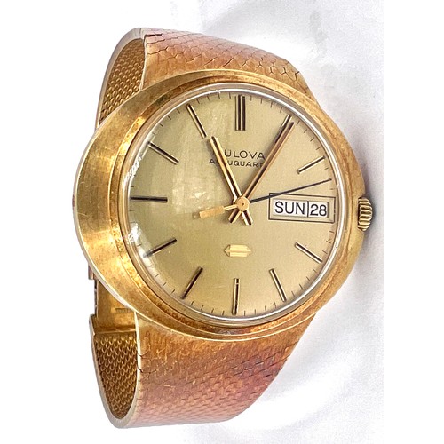 759 - A gentleman's Bulova 'Accuquartz' wristwatch with day and date aperture, 18ct gold case and bracelet... 