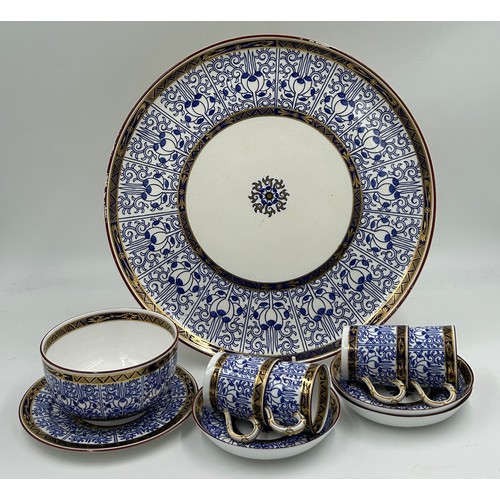 124 - A collection of 19thC Royal Worcester 'Royal Lily' pattern items to include charger 37cm d, plate 23... 