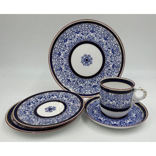 124 - A collection of 19thC Royal Worcester 'Royal Lily' pattern items to include charger 37cm d, plate 23... 