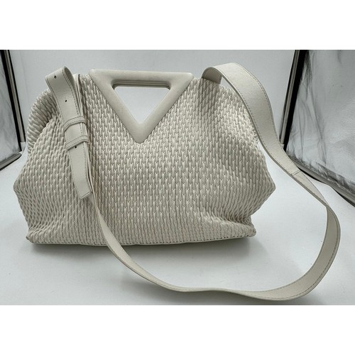 703 - Bottega Venata Point leather bag with detachable strap in white with magnetic clasp fastening. 35cm ... 