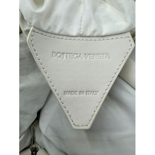 703 - Bottega Venata Point leather bag with detachable strap in white with magnetic clasp fastening. 35cm ... 