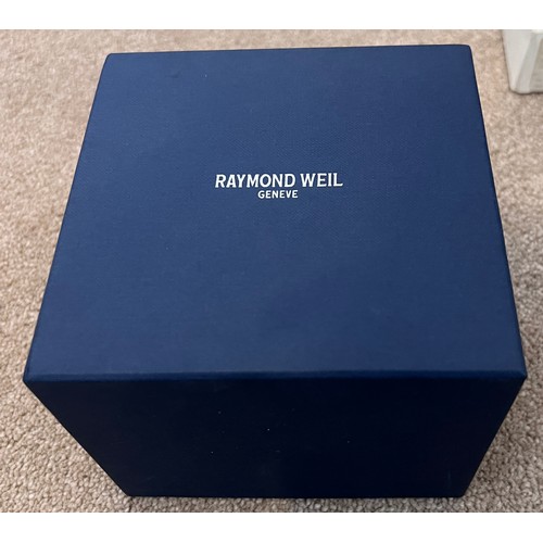 798 - A boxed Raymond Weil automatic gentleman's wristwatch on original black leather strap. Ref: 2834, Se... 