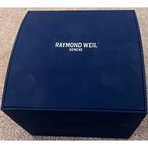 798 - A boxed Raymond Weil automatic gentleman's wristwatch on original black leather strap. Ref: 2834, Se... 