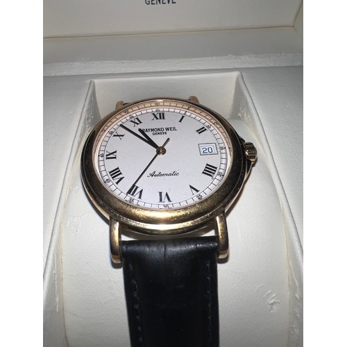 798 - A boxed Raymond Weil automatic gentleman's wristwatch on original black leather strap. Ref: 2834, Se... 