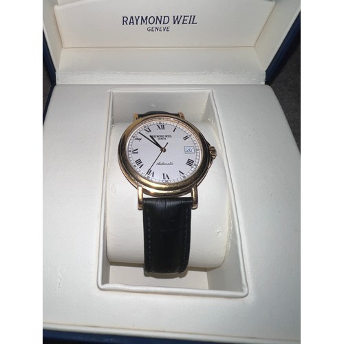 798 - A boxed Raymond Weil automatic gentleman's wristwatch on original black leather strap. Ref: 2834, Se... 