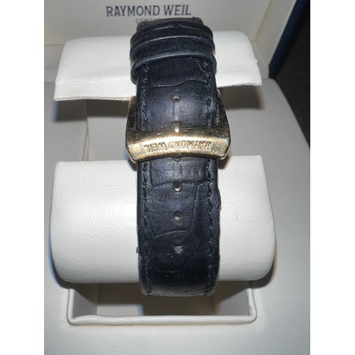 798 - A boxed Raymond Weil automatic gentleman's wristwatch on original black leather strap. Ref: 2834, Se... 