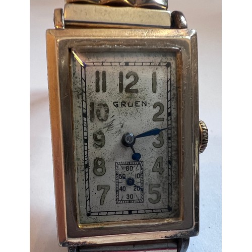 787 - A late 1930's manual Gruen 10K rolled gold wristwatch with subsidiary seconds dial. 15 jewel.

Winds... 