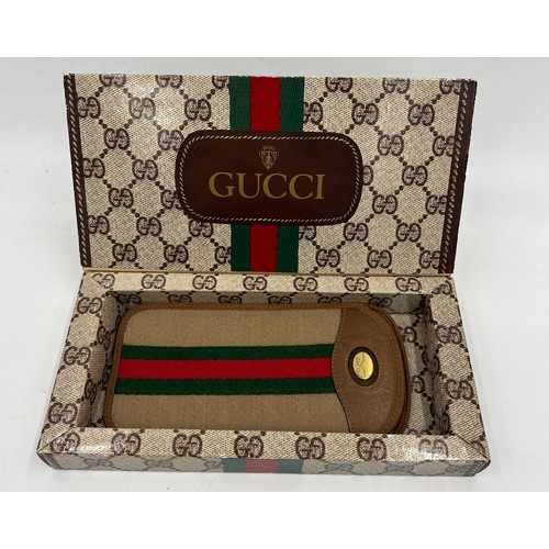 700 - Gucci glasses case in original presentation box. Case measures 17cm x 8cm.